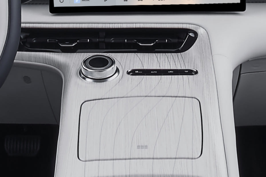 Center Controls of جيلي إي إكس ٥