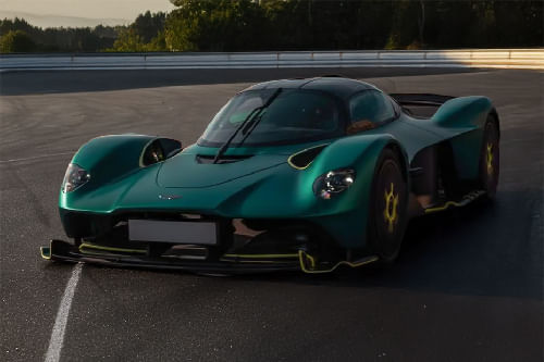 Aston Martin  VALKYRIE Front angle low view