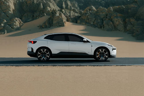 ٤ Medium Angle Front View