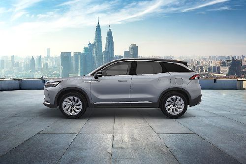 BAIC X7 Side Medium View