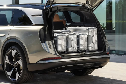 Trunk Open Closer View of جرافيتي