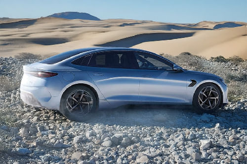 سيل Rear Medium Side View