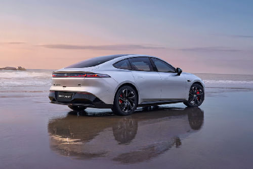 ٠٠٧ Rear angle view