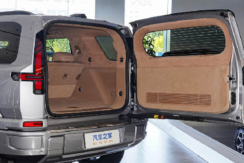 Trunk Open Closer View of واريور M817