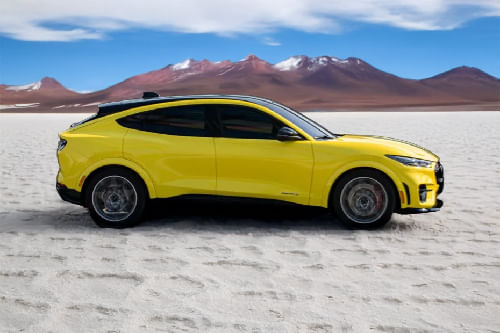 موستانج ماك-إي Medium Angle Front View