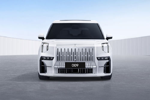 Full Front View of 009