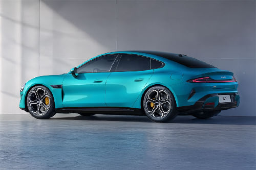 Rear Cross View of شاومي إس يو 7