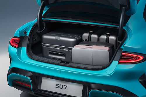 Trunk Open Closer View of إس يو 7