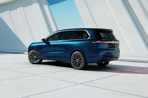 Rear Cross Side View of ديبال إس 09