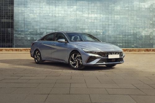 هيونداي إلنترا Front Medium View