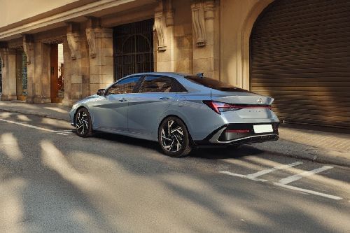 إلنترا Rear Low Angle View