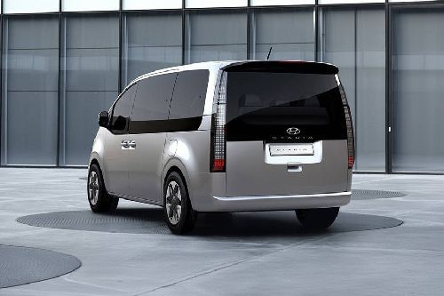 Rear Cross Side View of هيونداي ستاريا