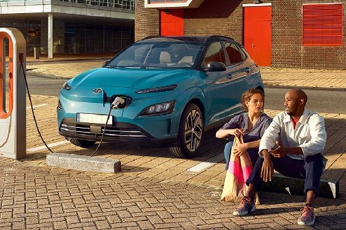 كونا إلكتريك Medium Angle Front View