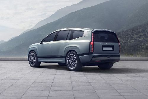 Rear Cross Side View of Hyundai Ioniq 9