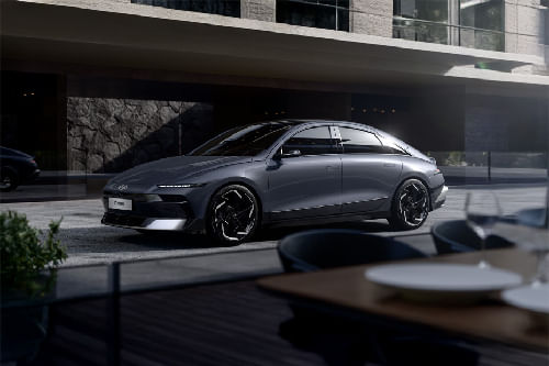 أيونيك 6 2026 Side view