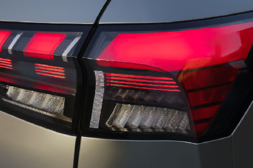 كيو إكس 80  Tail light