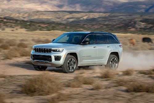 Rear Cross View of جيب جراند شيروكي