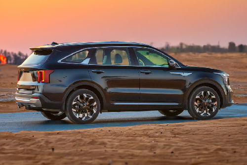 سورينتو Rear Medium Side View