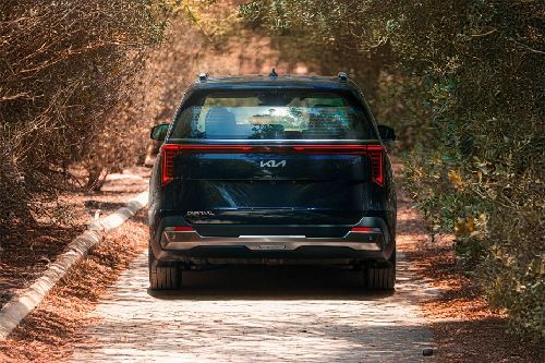 Full Rear View of كيا كرنفال