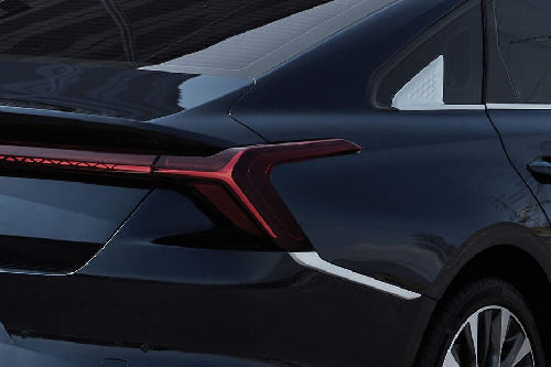 كي 8 هايبرد Tail light