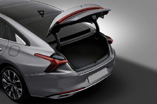 Trunk Open Closer View of كي 8 هايبرد