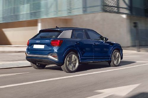 Rear Cross Side View of أودي Q2