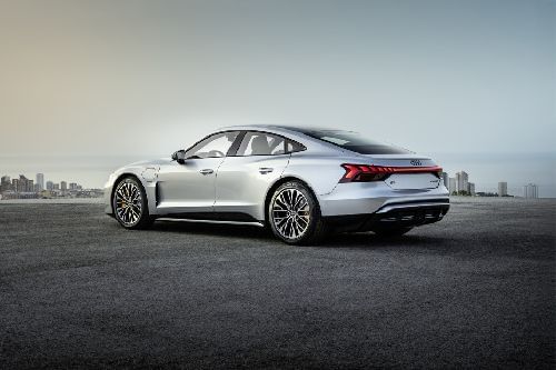 Rear Cross Side View of أودي إي-ترون جي تي