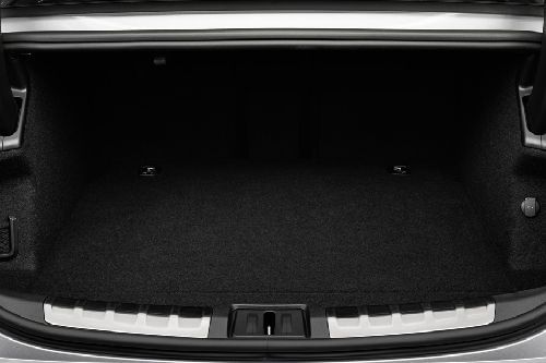 Trunk Open Closer View of إي-ترون جي تي