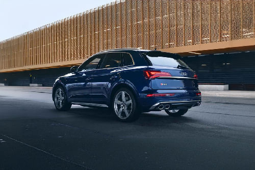 Rear Cross Side View of Audi SQ5