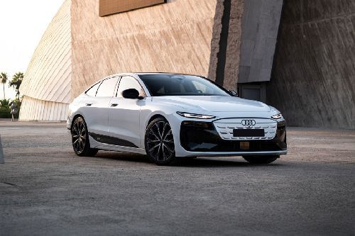 أودي أيه 6 إي-ترون Front Medium View