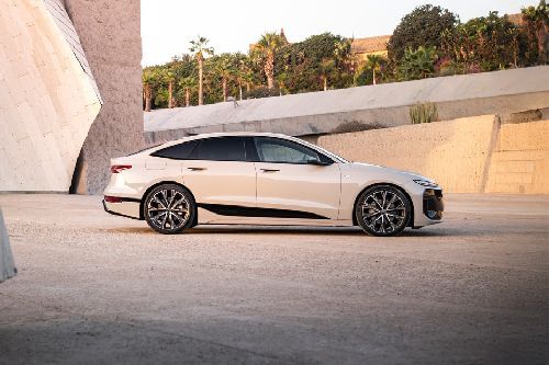 أيه 6 إي-ترون Medium Angle Front View