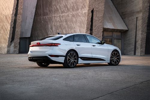 أيه 6 إي-ترون Rear angle view