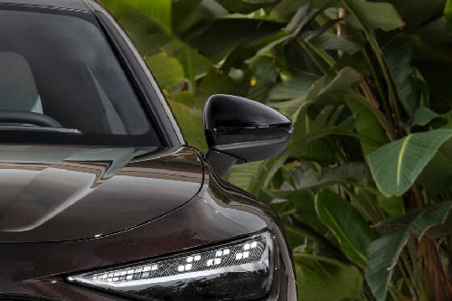 أودي إيه 6 أفانت Drivers Side Mirror Front Angle