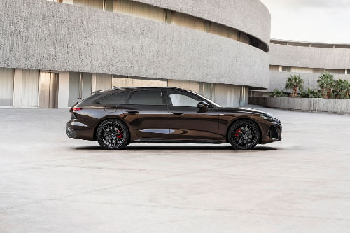 إيه 6 أفانت Medium Angle Front View