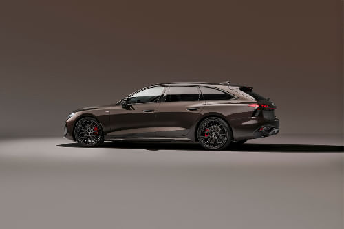 إيه 6 أفانت Side view