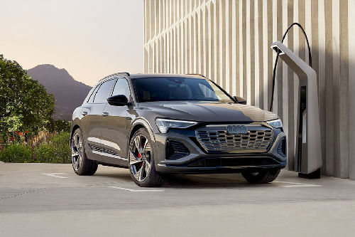 أودي Q8 إي-ترون Front Medium View