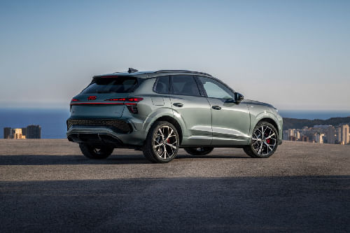 كيو 3 2026 Rear angle view