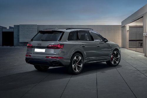 Rear Cross View of Audi Q7
