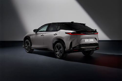 Rear Cross Side View of لكزس آر زد