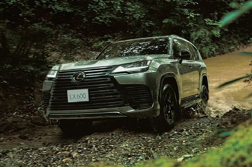 لكزس LX Right Corner Front View