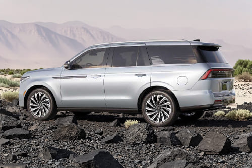 Navigator Rear Medium Side View