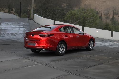 3 سيدان Rear angle view