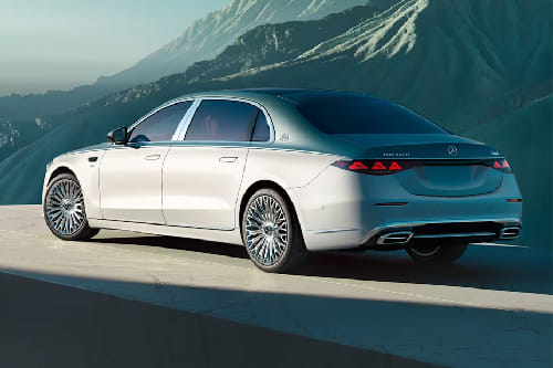 Rear Cross Side View of مرسيدس بنز مايباخ إس كلاس 2027