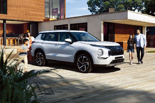 Mitsubishi Outlander Front Cross Side View