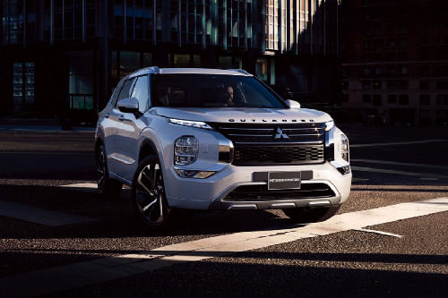 Mitsubishi Outlander Front Medium View