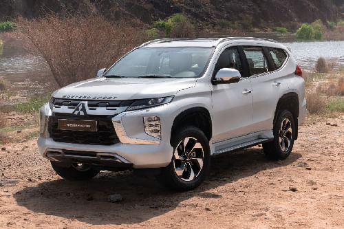 Mitsubishi  Montero Sport Front angle low view