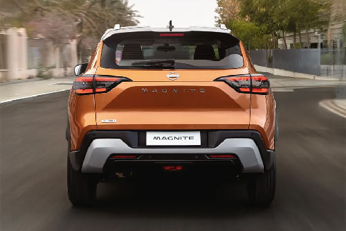 Full Rear View of نيسان ماغنيت