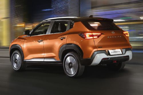 Rear Cross Side View of نيسان ماغنيت