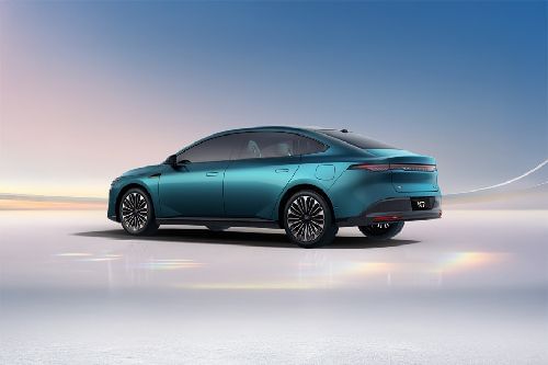 Rear Cross Side View of Nissan N7