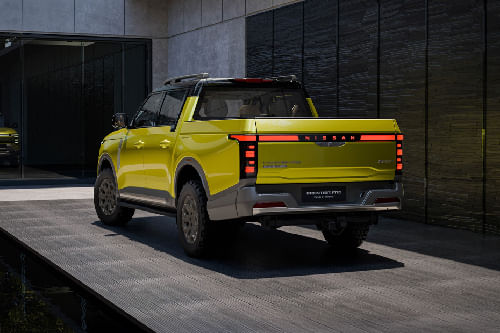 Rear Medium View of نيسان فرونتير برو